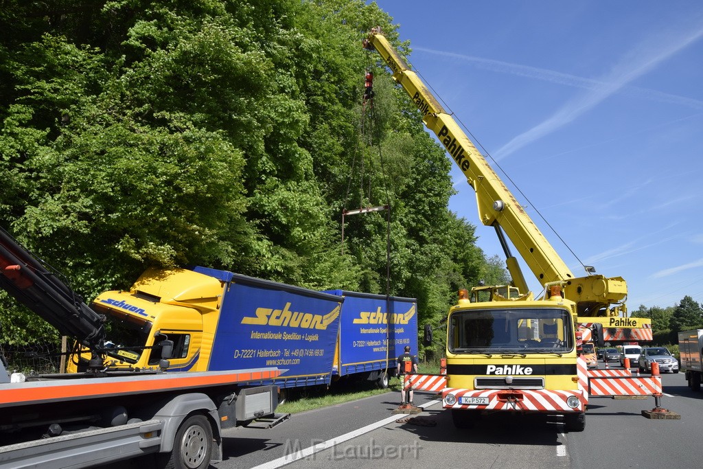 LKW in Boeschung A 3 Rich Frankfurt Hoehe Roesrath Lohmar P092.JPG - Miklos Laubert